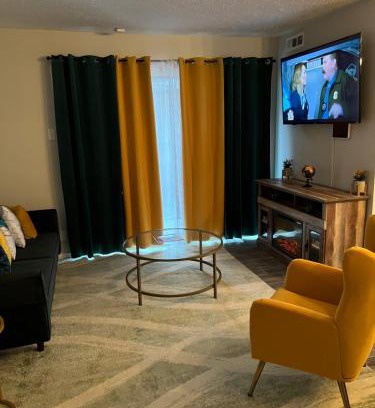 Oak Lawn Apartment | Charming 2-Bedroom Retreat with Pool in Dallas
