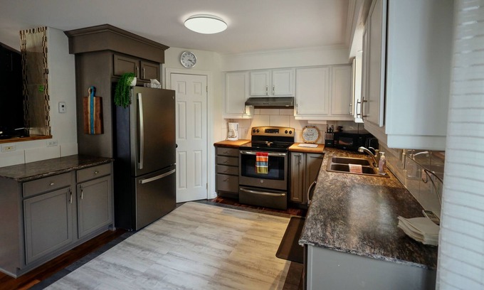 Sturgeon Falls House | Cozy 2 bedroom Rancher near Marina w/ HOT TUB!