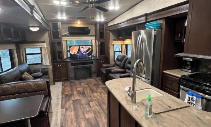 Leander House | Family-Friendly 2 Bedroom RV with Pool & Top Guest Rating
