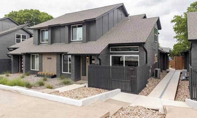 Quail Hollow House | Cozy 2-bedroom townhome in cool Austin with WiFi, AC