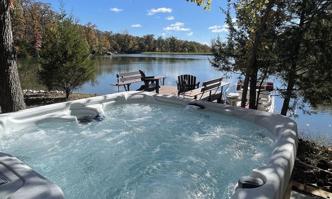 Innsbrook Ski Chalet | Charming Waterfront Chalet with Beach Access & Hot Tub