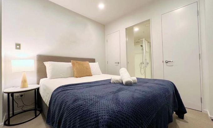 Auckland Central Business District Apartment | Inviting 2-Bedroom Retreat in City Centre, Rated 9/10