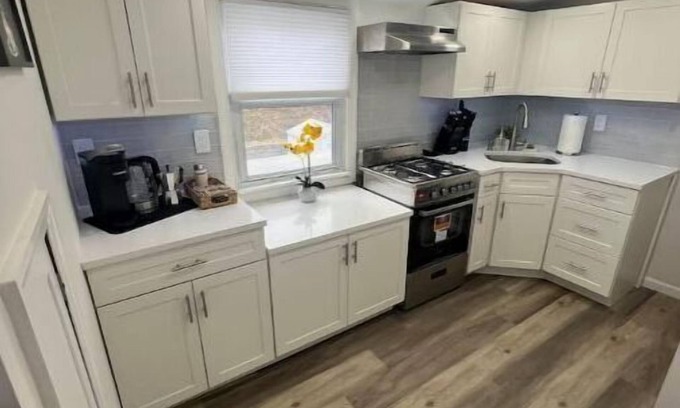 Lyndhurst Apartment | Ideal 2 BR Apartment Near NYC with Spa & Breakfast