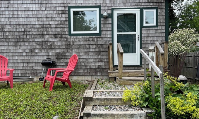 Rockland House | Inviting 2 BR Retreat Near Downtown - Pet and Child Friendly