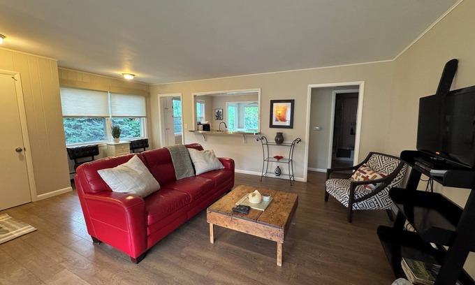 Lafayette House | Inviting 2 BR Retreat on Acreage Near Boulder - Pet Friendly