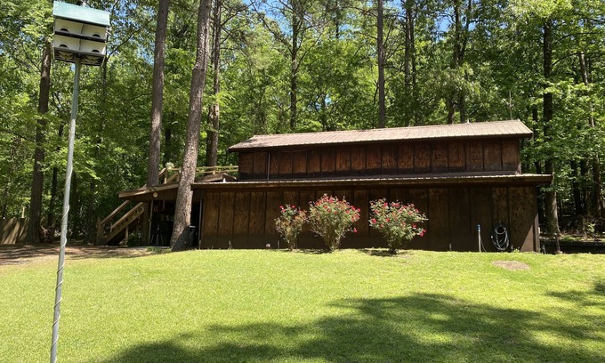 Jones Mills Apartment | Comfortable 2 BR Retreat with Pool & Spa Near Hot Springs