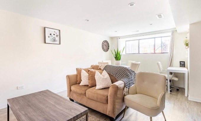 East Garfield Park Apartment | Inviting 2-Bedroom Apartment Near United Center for Families