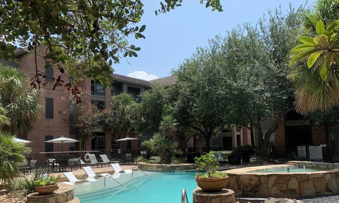 Southbelt/Ellington Apartment | Cozy 2 King Bed/ 2 Bath w/ Lake Access! Downtown 20 Mins Away! Stores Nearby!