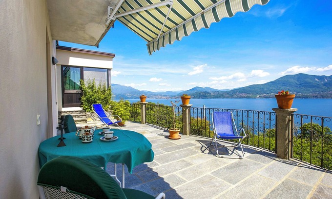 Gonte Apartment | Inviting 2½-Room Apartment with Lake View and Terrace