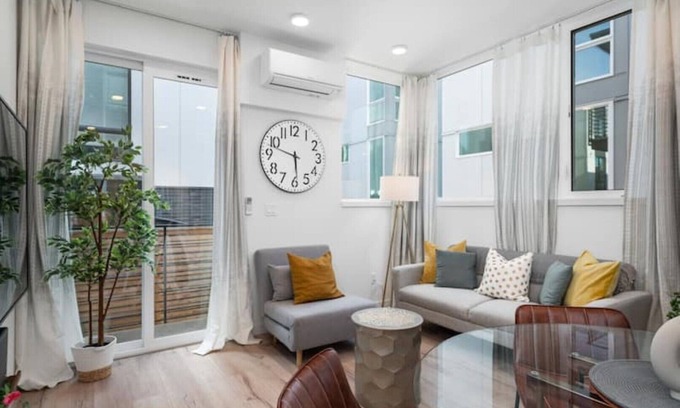 Broadway House | Pet-Friendly 2B2B Retreat in the Heart of CapHill