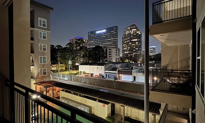 Uptown Apartment | Cozy 2B2B Pool/Skyline View Near Galleria Mall