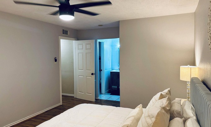 Braeswood Place Apartment | Cozy 2BD/2BA condo in FANTASTIC location close to NRG Stadium/Med Center/Rice.