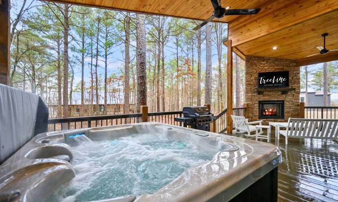 Pickens Cabin | Unwind in a Hot Tub with Game Room & Firepit Retreat
