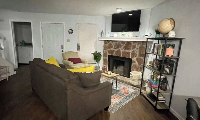 Shenandoah Apartment | Comfortable 2BR/2BA Townhouse Near Woman’s Hospital