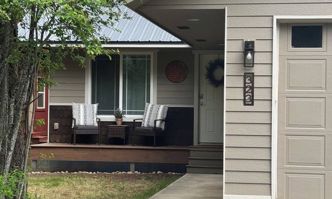 Coolin House | Cozy 2BR/2BA Coolin Getaway Steps Away From Priest Lake, Shops, Food, and Trails