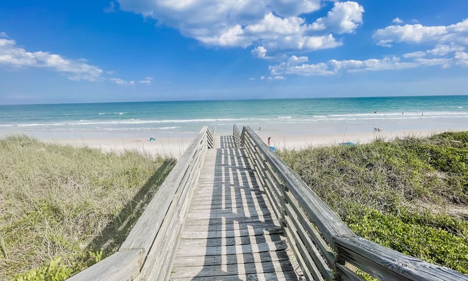 Sneads Ferry House | Beachfront 2Br Retreat with Pool & Spa, Rated 10/10!