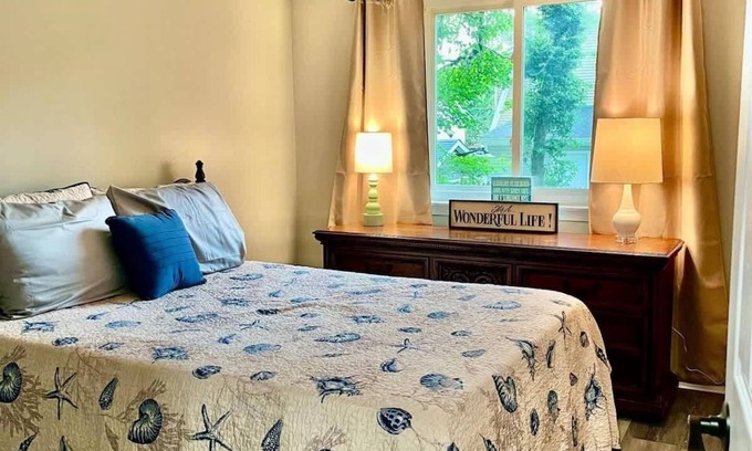 Edgewater House | Cozy London Towne Bungalow - Steps from the Beach!