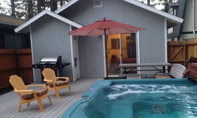 Big Bear Lake Cabin | Inviting 2BR Cabin with Spa Near Ski Areas & Lake