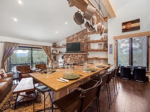 Peak 8 House | Inviting 2BR Condo with Hot Tub Near Peak 8 and Town
