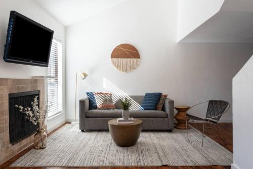 Bouldin House | Cozy 2BR Retreat in DT Austin Pets and Parking!