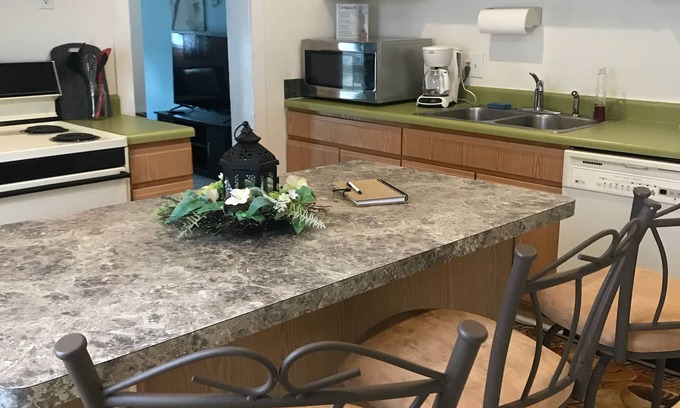Adrian Apartment | Charming 2nd Story Flat with Kitchen Near Downtown