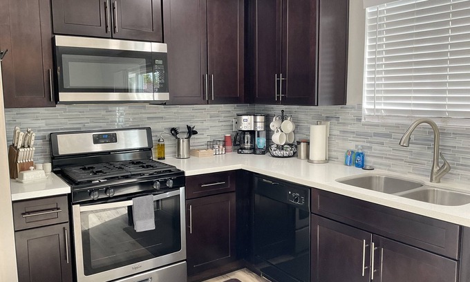 Blythe House | Pet-Friendly 3 Bed Home with Garage & Breakfast Included