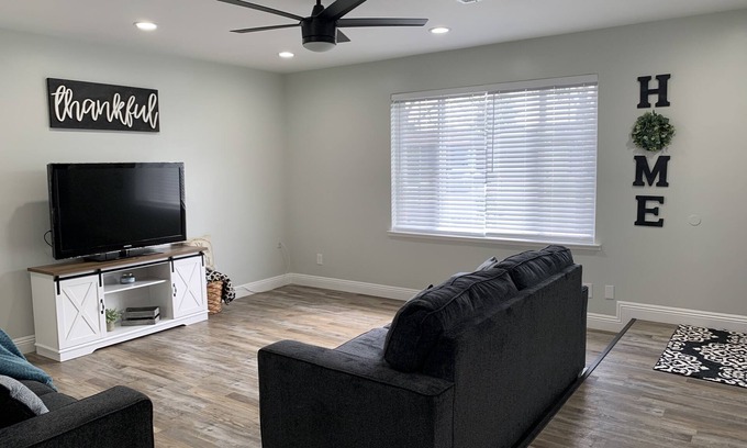 Fresno House | Inviting 3-Bedroom Retreat with Brewery Feel & Lake View
