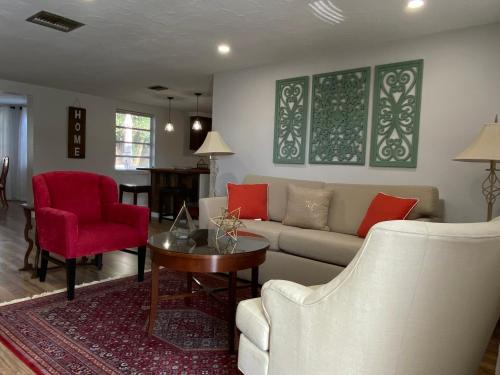 New Port Richey House | Inviting 3-Bed Home Steps from Gorgeous Beaches