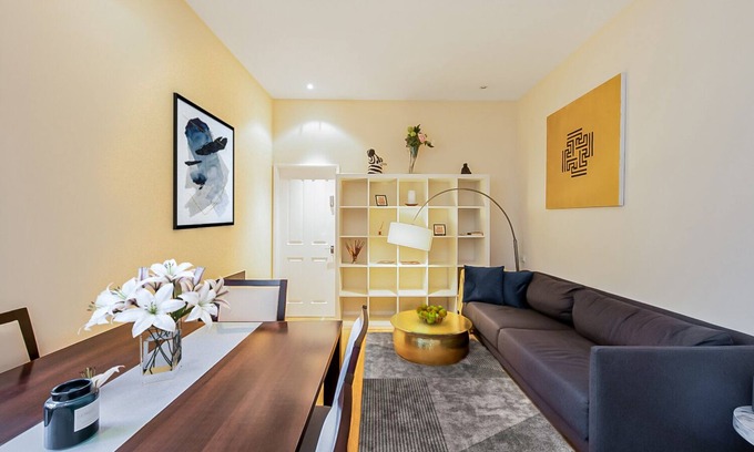 Soho Apartment | Inviting 3-Bedroom Retreat in Vibrant Mayfair Area