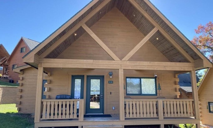 Warrens Cabin | Pet-Friendly 3-Bedroom Cabin Near Jellystone Park