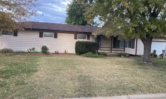 Russell House | Inviting 3-Bedroom House with Family-Friendly Amenities