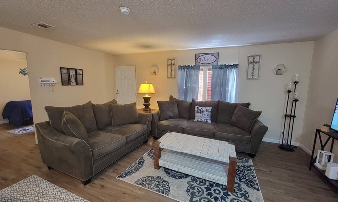 Welaka House | Cozy 3-bedroom, 2 full bath mobile home on half acre in charming Welaka!