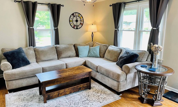 Pontiac House | Inviting Auburn Hills Bungalow near Top Golf & Great Lakes