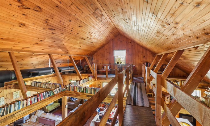 Denison Cabin | Charming 3 Bedroom Cabin Surrounded by Nature's Beauty