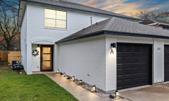 Austin Condo | Exceptional 3 Bedroom Condo with Gorgeous Backyard Oasis