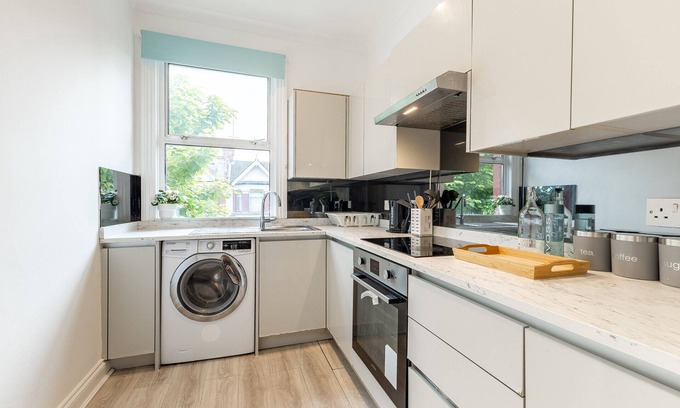 Mapesbury Apartment | Inviting 3-Bedroom Flat with Kitchen in Willesden Green