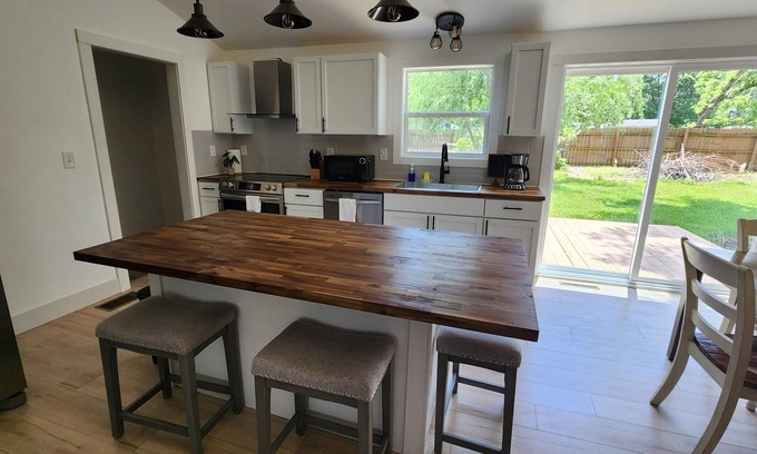 Shoal Creek Drive House | Cozy 3-bedroom house with WiFi, AC in enjoyable Joplin