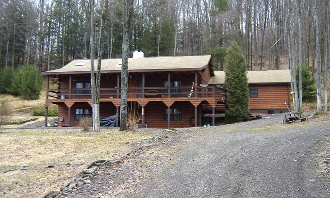 Town of Masonville House | Idyllic 3-Bedroom Log Cabin in a Scenic Country Retreat
