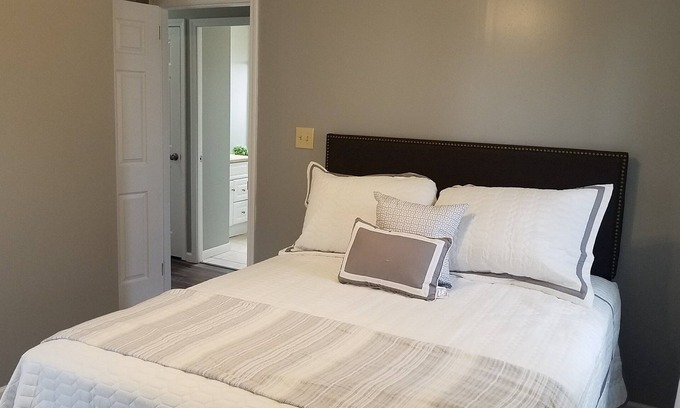 Tiffin House | Inviting 3 Bedroom Ranch with Spa and Hot Tub Retreat
