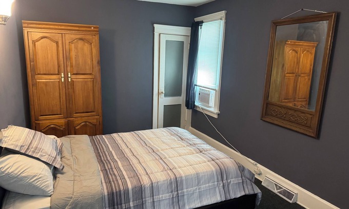 Erie Apartment | Cozy 3-bedroom with AC in Erie Pa. located near the bayfront convention center.