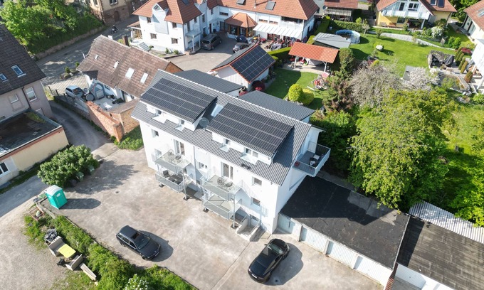 Lahr House | Family-Friendly Getaway at Cozy Homes with Balcony & Breakfast
