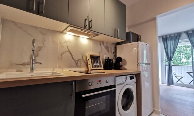 Merignac Apartment | Charming 36 M² Retreat with Balcony, Ideal for Couples