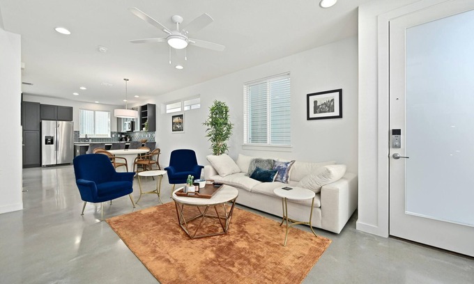 Sweetbriar Condo | Inviting 3BD Retreat Near South Congress with Spa Access