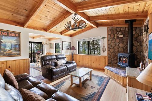 Tahoe Vista House | Inviting 3BDR Retreat Steps from the Beach!