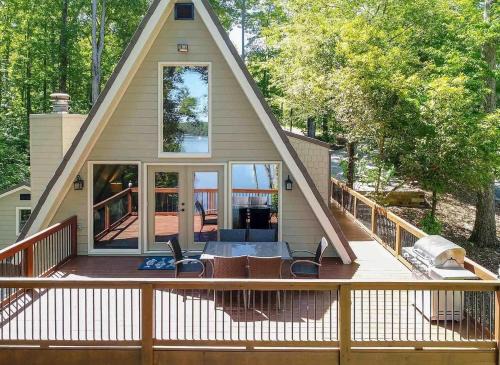Dawsonville Ski Chalet | Idyllic 3BR Cabin with Lake View in Dawsonville