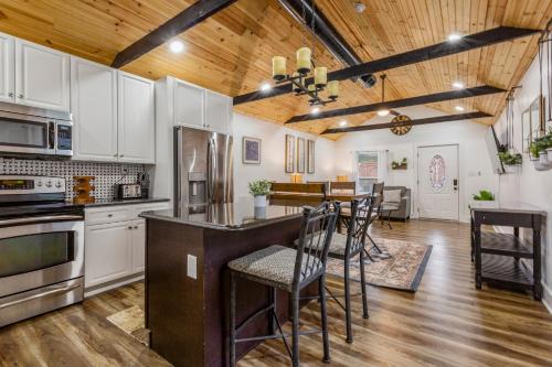 Jeffersonville House | Inviting 3BR Downtown Red Door House - Pet & Child Friendly