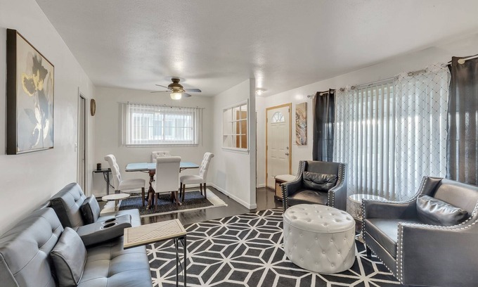 Westland House | Inviting 3BR Westland Retreat: Family-Friendly & Breakfast