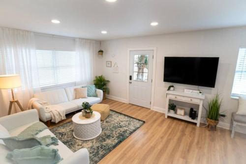East Tampa House | Stylish Home Near Ybor with Pet and Child-Friendly Amenities