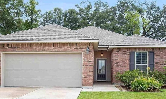 Highlands - Perkins House | Inviting 3BR Retreat Near LSU with Lake View & Breakfast