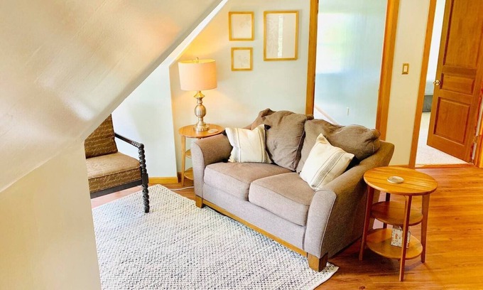 Downtown Minneapolis Apartment | Charming 3rd Floor Apartment Steps from Downtown Amenities